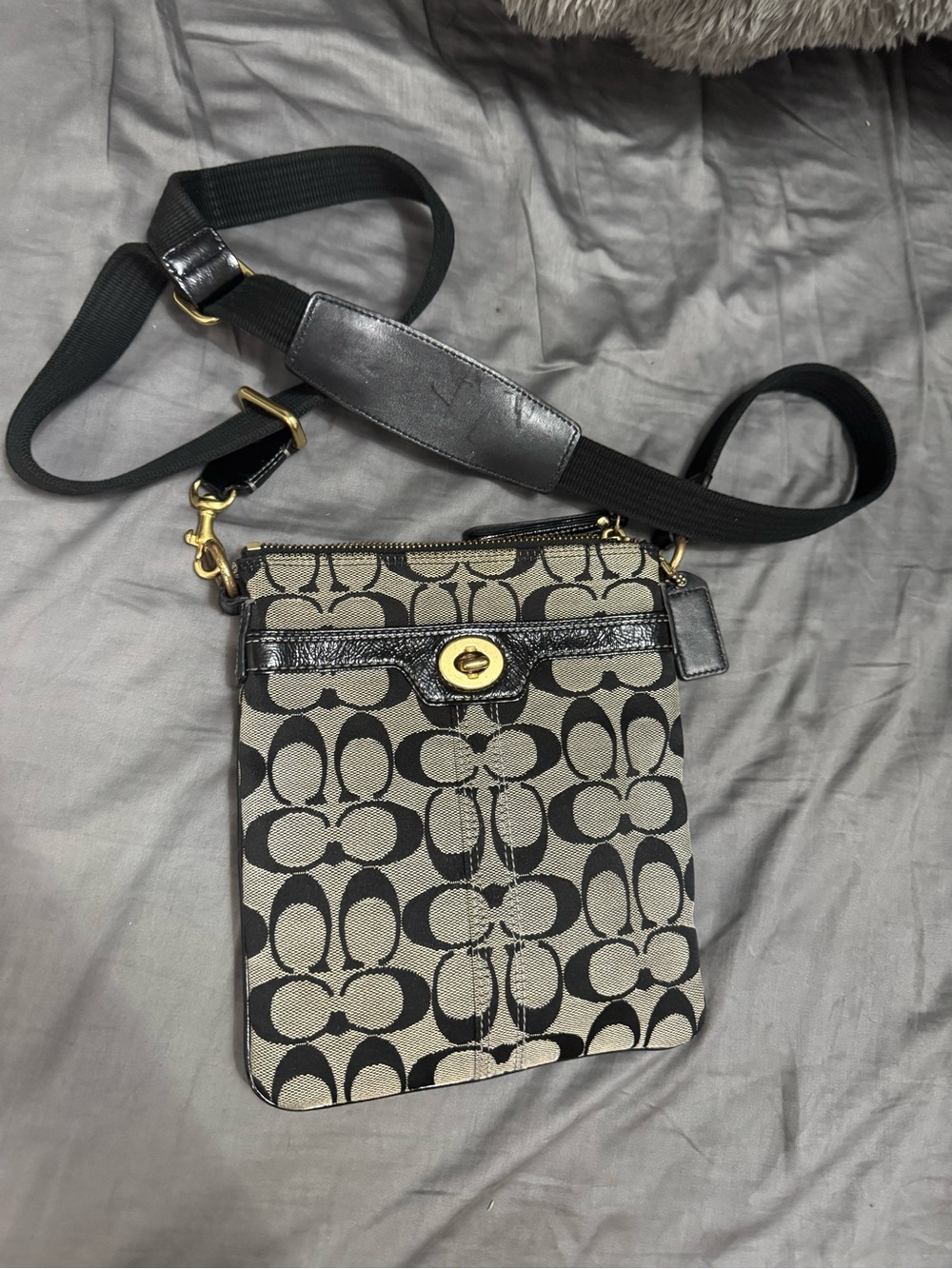 Coach Signature Crossbody in Khaki/Black AMAZING CONDITION Y2K vintage